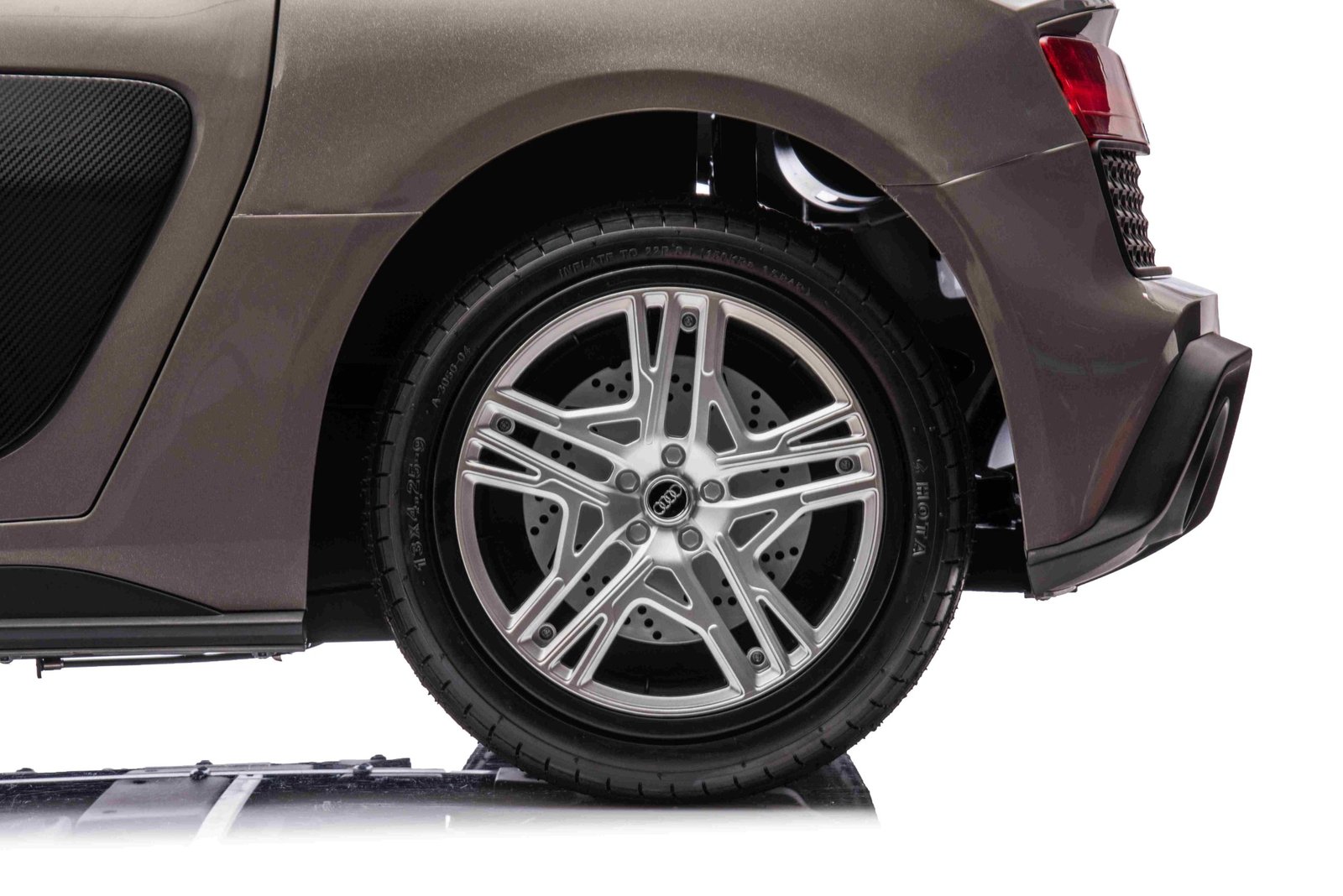 Лицензирана Акумулаторна Кола Audi R8 Premium, 200W, 24V/14Ah, Помпещи гуми - Image 15